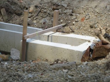 Beton bloklar sert toprak zeminde dinleniyor.