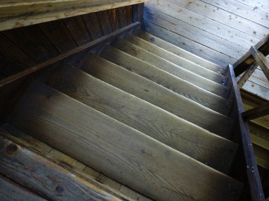 Aşağı inen ahşap merdivenleri kapatın. 