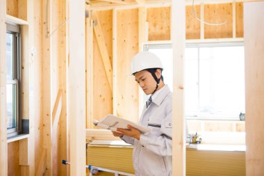 İnşaat alanında çalışan yakışıklı genç Asyalı mimar.