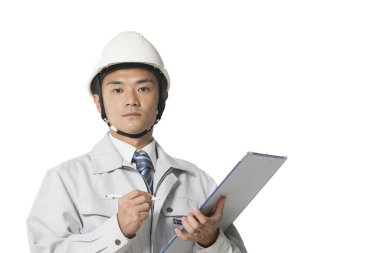 Beyaz arka planda beyaz önlüklü Asyalı erkek işçi..