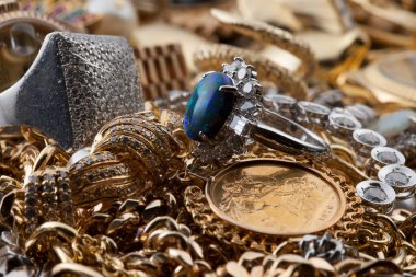 Mücevherler, değerli metal eşyalar, yakın görüş