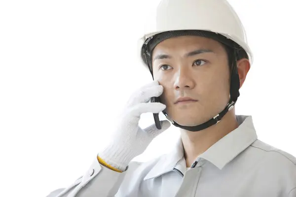 Trabajador Construcción Japonés Seguro Con Teléfono Inteligente Joven Con Casco — Foto de Stock
