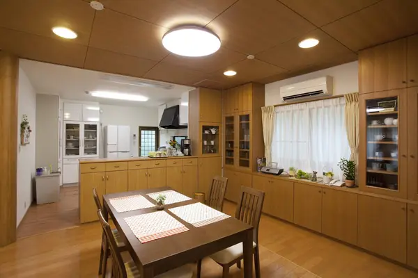 Küche Mit Holzschränken Und Essbereich Gemütlichem Heim — Stockfoto