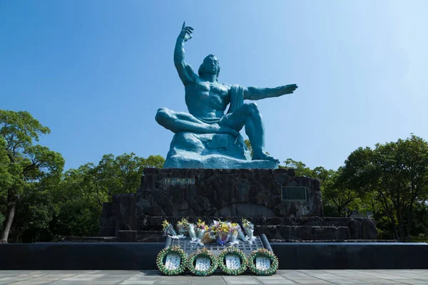 Het Vredesbeeld Van Seibo Kitamura Nagasaki Peace Park Met Een — Stockfoto
