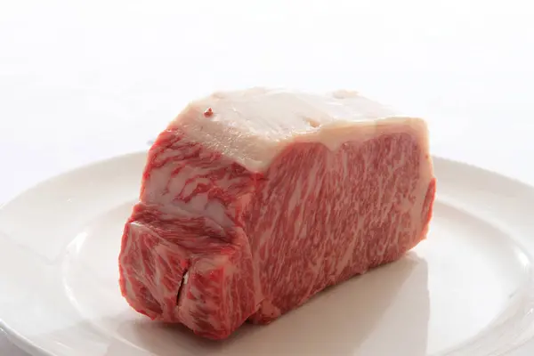 Carne Porco Fresca Crua Placa Branca Isolada Fundo Preto — Fotografia de Stock