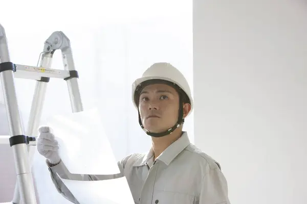 Retrato Joven Constructor Japonés Guapo Uniforme Sitio Construcción — Foto de Stock