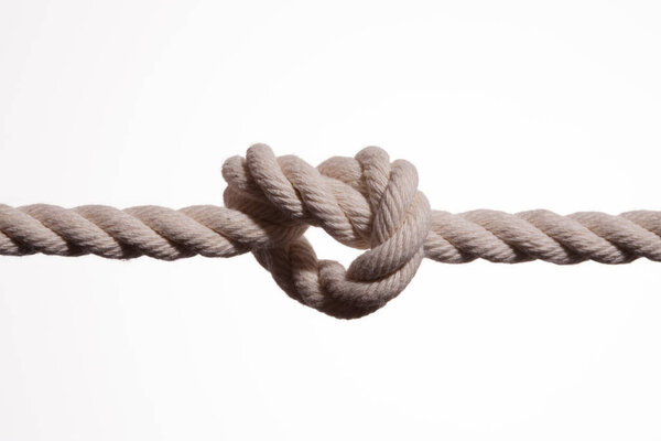 Крупный план белой веревки с изолированным узлом