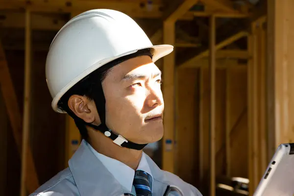 Przystojny Młody Azjatycki Architekt Pracuje Placu Budowy — Zdjęcie stockowe