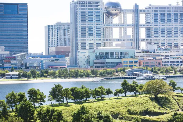 Sumida Nehri kıyısındaki modern binaların Tokyoları