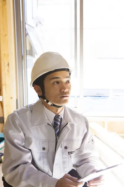 Przystojny Młody Azjatycki Architekt Pracuje Placu Budowy — Zdjęcie stockowe