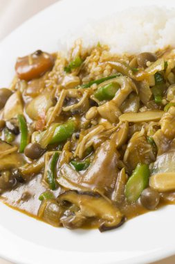 Haşlanmış pirinç, haşlanmış mantar ve sebze. 