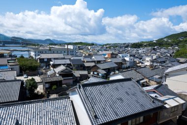 Güneşli bir günde geleneksel Japon çatılarına tepeden bakan
