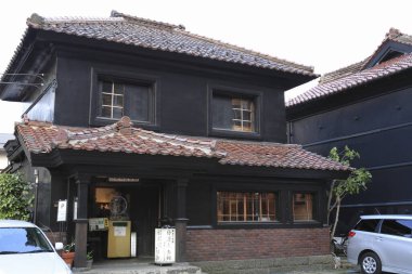 Döşeme çatılı ve pencereli geleneksel siyah bina