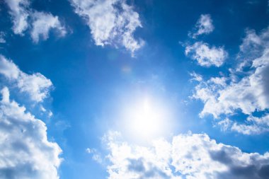 Bulutlu güzel mavi gökyüzü 