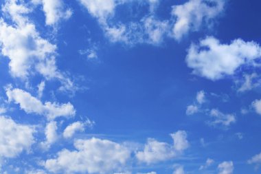 Beyaz bulutlu mavi gökyüzü        