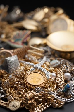 Mücevherler, değerli metal eşyalar, yakın görüş