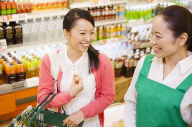 Alışveriş merkezinde müşterisiyle birlikte Asyalı kadın tüketici.