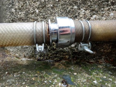 Metal boru bağlantısı desenli yüzeye bağlandı