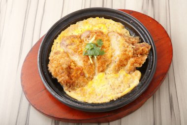 Kızarmış domuz eti ve omlet fotoğrafı.