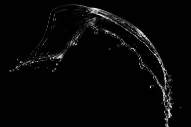 Siyah arka planda güzel bir su sıçramasına yakın.    