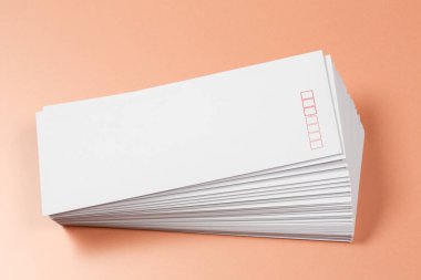 Turuncu arkaplanda boş beyaz broşürler.