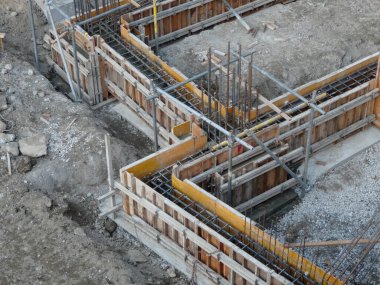 Çelik inşaat iskeletini gösteren beton temel inşaat sahası