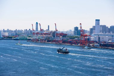 Yük limanı olan şehrin silueti.