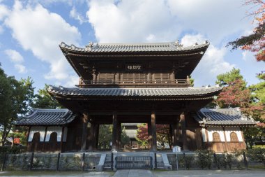 Eski bir Japon tapınağının büyüleyici görüntüsü