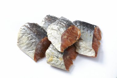 Beyaz arka planda izole edilmiş balık parçaları