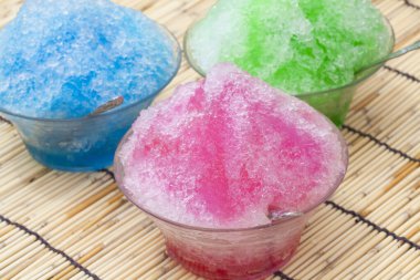 Arka planda soğuk buzlu dondurma, yakın çekim.