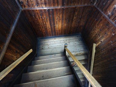 Köy dar koridorunda inen eski ahşap merdiven.