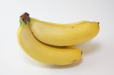 Beyaz arka planda bir grup muz