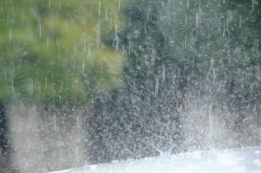 Sokakta yağmur damlaları, arka plan