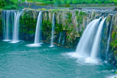 Güzel bir şelale orman manzarası