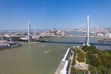 Gökdelenleri ve nehri olan modern şehir manzarası