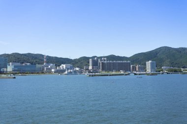 Deniz manzarası ve dağlara yakın bir şehir..