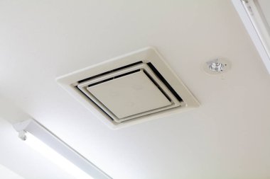 Modern bir binanın içindeki havalandırma sistemi.