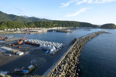 Yeşil dağlardaki limanın havadan görüntüsü 