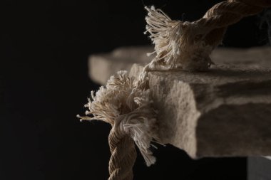 Siyah zemin üzerinde taş olan ip, kapat 