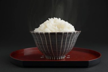 Lezzetli buğulanmış beyaz pirinç, yakın çekim manzarası.