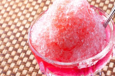 Arka planda soğuk buzlu dondurma, yakın çekim.