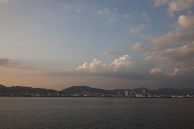 Deniz kıyısındaki günbatımının güzel manzarası