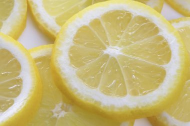 Taze, sulu limon dilimlerinin yakın plan görüntüsü.       