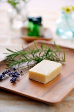 Doğal el yapımı sabun, bitki ve çiçeklerin yakın plan görüntüsü..            
