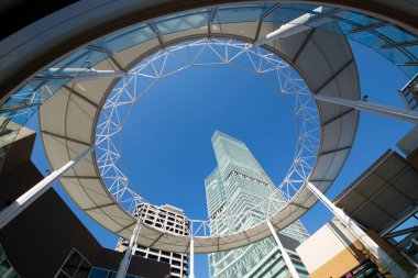 Tennoji 'deki Abeno Harukas binası. Abeno Harukas çok amaçlı bir ticari tesistir ve Japonya 'daki en yüksek binadır..