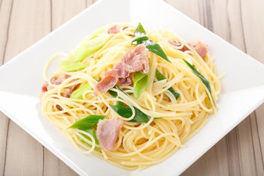 Çiğ jambonlu makarna ve yeşil soğanlı Kujo.