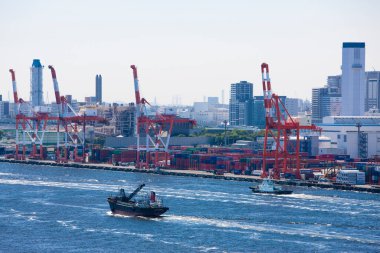 Yük limanı olan şehrin silueti.