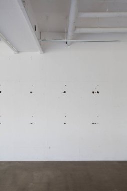 Delikli beyaz duvar, yenileme süreci, inşaat arka planı