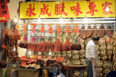 Geleneksel pazarda kurutulmuş etleri karıştıran adam