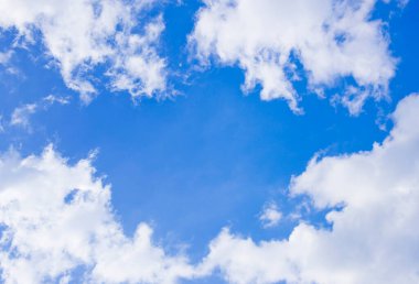 Yeşil alan ve mavi gökyüzü manzaralı arkaplan için bulutlar